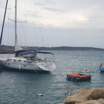 Rubano la barca a vela usata dai migranti, due arresti nel Crotonese