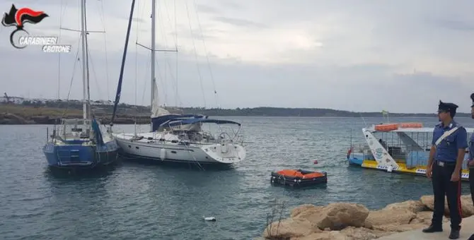 Rubano la barca a vela usata dai migranti, due arresti nel Crotonese