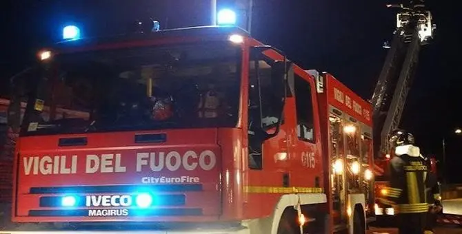 In fiamme un negozio di articoli per la casa a San Lucido, indagini