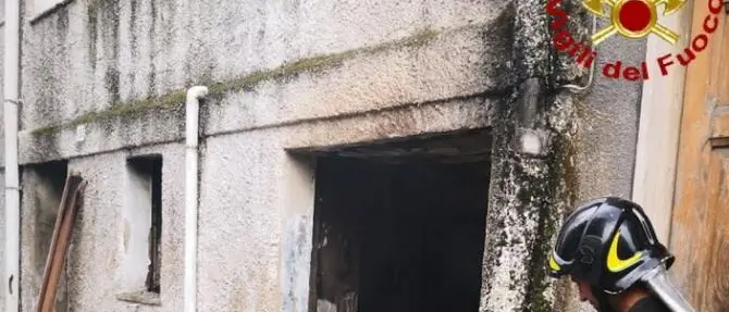 Due incendi in abitazione nel Reggino, fiamme domate dai Vigili del fuoco