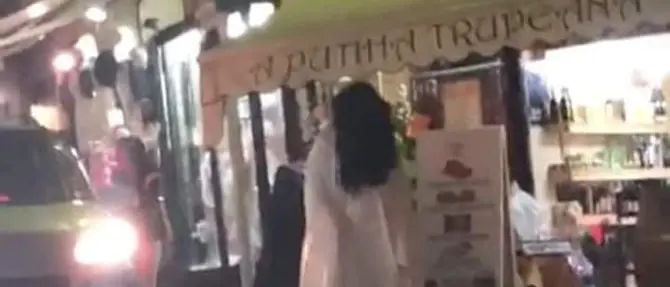 Samara a Tropea ma nessuno se la fila: solo selfie e risate