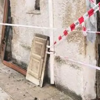 «Ripulisco la città dagli stranieri» e dà fuoco alla casa di un rumeno