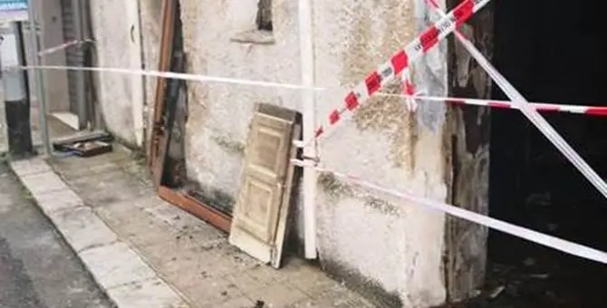 «Ripulisco la città dagli stranieri» e dà fuoco alla casa di un rumeno