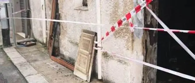 «Ripulisco la città dagli stranieri» e dà fuoco alla casa di un rumeno