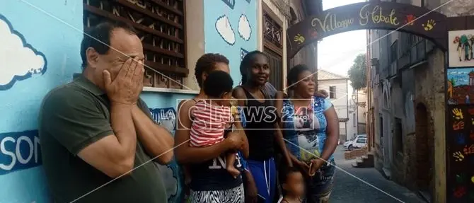 Mimmo Lucano accolto dai migranti a Riace: «Ripartiamo da qui»