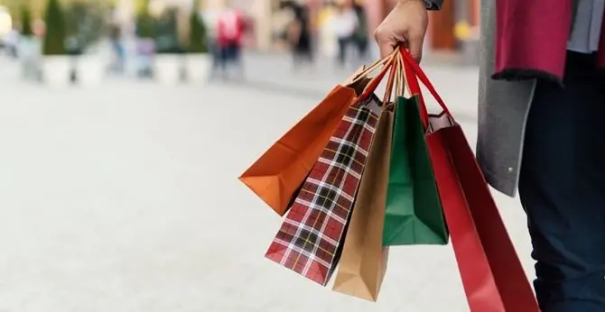 A fare shopping o al bar anziché lavorare. Indagati 30 dipendenti pubblici a Scilla