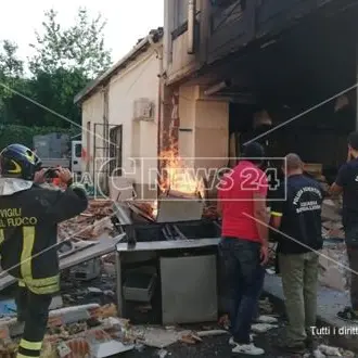 Fortissima esplosione a Polistena, pizzeria distrutta dalle fiamme