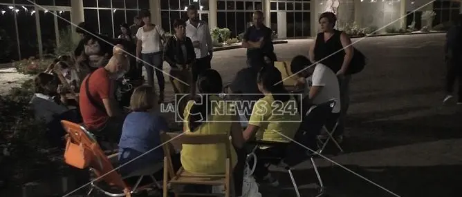 I precari licenziati non si rassegnano, notte di protesta alla Regione