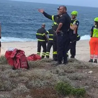 Precipita in mare per scattare una foto, morto un uomo