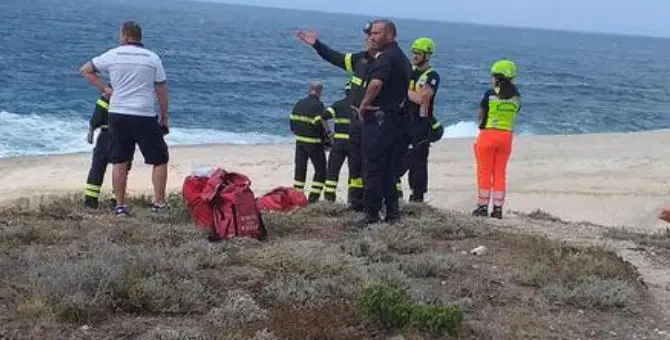 Precipita in mare per scattare una foto, morto un uomo