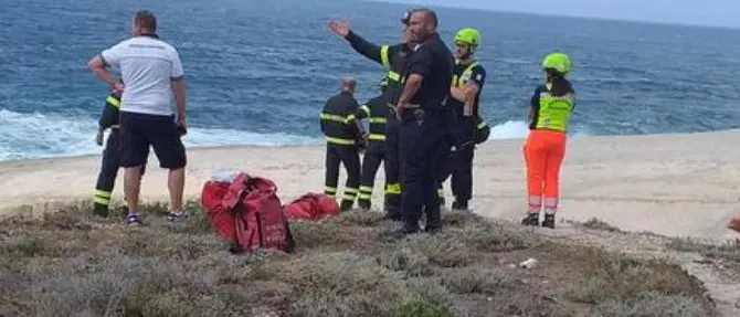 Precipita in mare per scattare una foto, morto un uomo