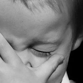 Bimbo di 3 anni preso a calci nella pancia, testimoni sconvolti