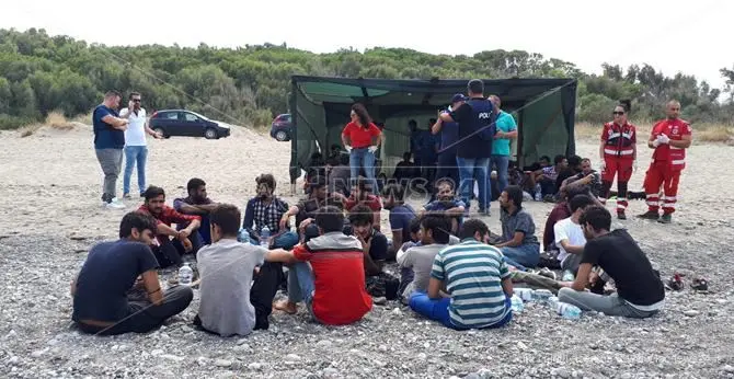 Nuovo sbarco sulle coste calabresi, 57 migranti approdano a Cirò