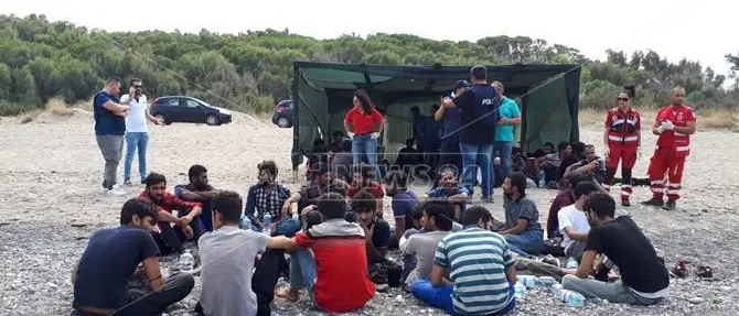 Nuovo sbarco sulle coste calabresi, 57 migranti approdano a Cirò