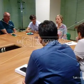 Sindaci sommersi dai rifiuti protestano in Regione: «Blocco totale»