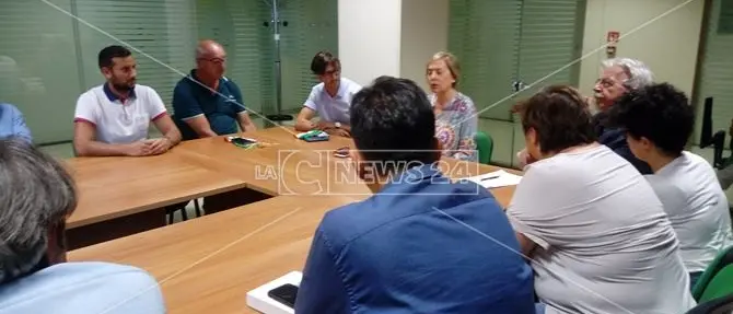 Sindaci sommersi dai rifiuti protestano in Regione: «Blocco totale»