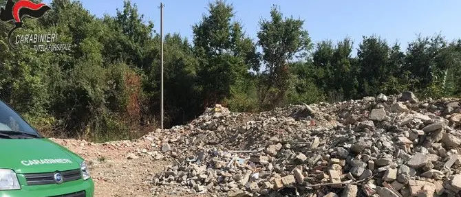 Discarica abusiva con le macerie della vecchia scuola: sequestro e denunce