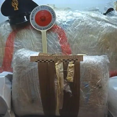 In viaggio con 28 chili di marijuana, arrestato dalla polizia stradale