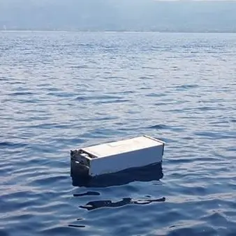 Al largo del porto di Vibo Marina galleggia... un frigorifero