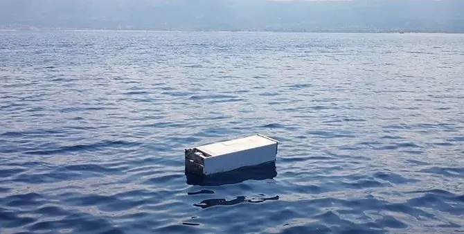 Al largo del porto di Vibo Marina galleggia... un frigorifero