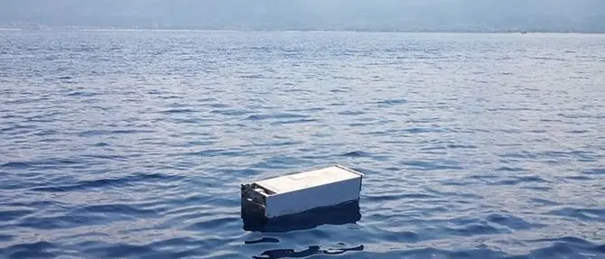 Al largo del porto di Vibo Marina galleggia... un frigorifero