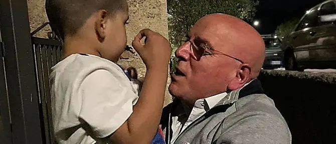 L’abbraccio del presidente Oliverio al piccolo Rayem, aggredito a Cosenza