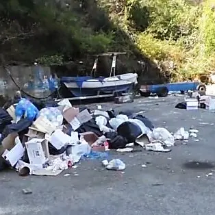 Bagnara, un paradiso violentato dal degrado e un porto divenuto discarica