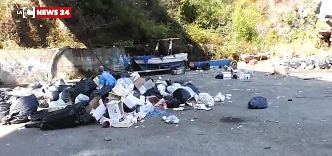 Bagnara, un paradiso violentato dal degrado e un porto divenuto discarica