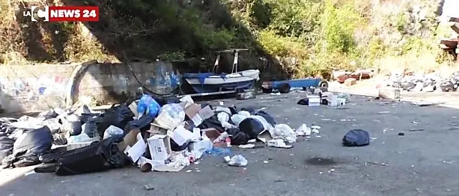 Bagnara, un paradiso violentato dal degrado e un porto divenuto discarica
