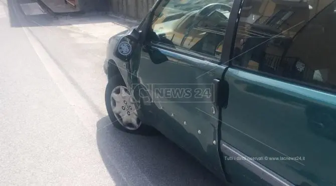 Raid vandalico a Catanzaro, gomme tagliate per 18 auto in sosta