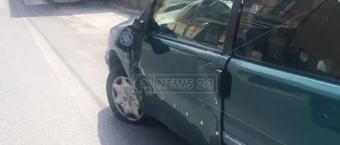 Raid vandalico a Catanzaro, gomme tagliate per 18 auto in sosta