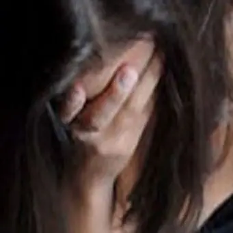 Le chiede aiuto e la violenta: fermato 26enne già condannato per stupro