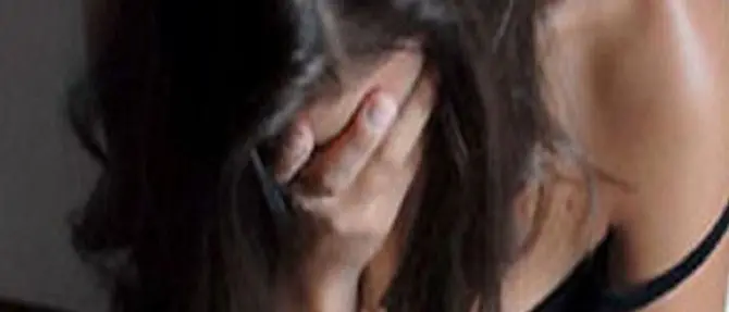 Le chiede aiuto e la violenta: fermato 26enne già condannato per stupro