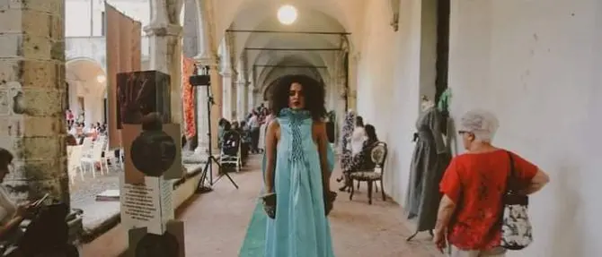 “Metamorfosi” incanta Cosenza tra arte, fotografia e moda