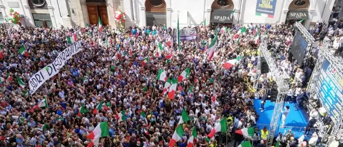 Lega e Fdi in piazza contro il governo. Salvini: «No ai poltronari»