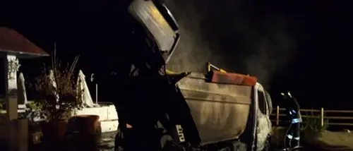 Scilla, in fiamme un mezzo della raccolta rifiuti