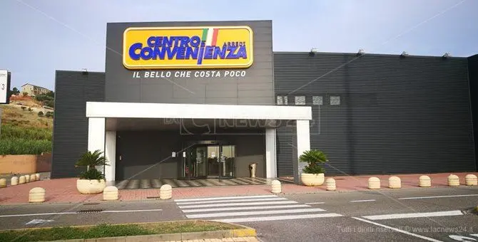 “Chiuso per caos”, clima pesante dopo l’assalto al mobilificio da parte dei clienti inferociti