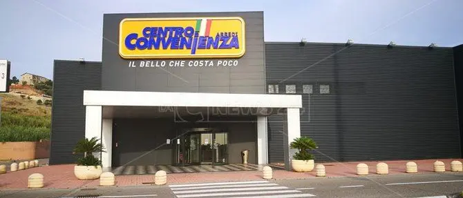 “Chiuso per caos”, clima pesante dopo l’assalto al mobilificio da parte dei clienti inferociti