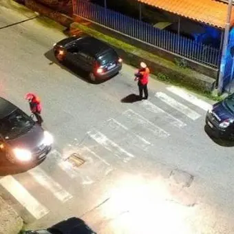 Viaggiava con più di mezzo chilo di marijuana nel motore dell'auto: arrestato