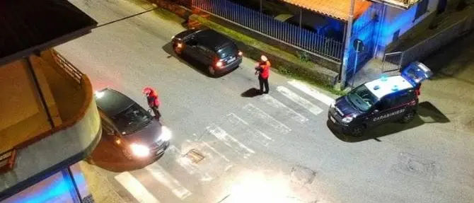 Viaggiava con più di mezzo chilo di marijuana nel motore dell'auto: arrestato