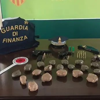 Armi e droga nascoste in una mansarda: un arresto a Cosenza