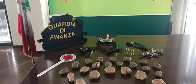 Armi e droga nascoste in una mansarda: un arresto a Cosenza