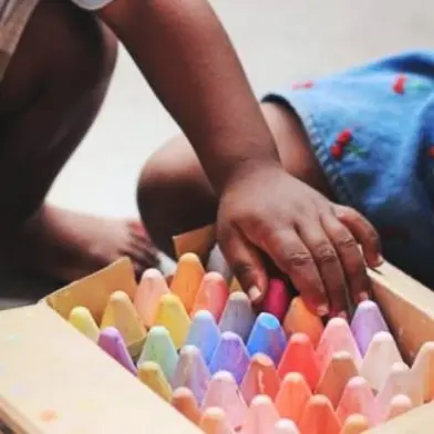 Una elementare con due classi senza italiani: «Siamo la scuola dell'accoglienza»