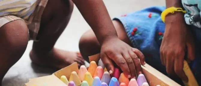 Una elementare con due classi senza italiani: «Siamo la scuola dell'accoglienza»