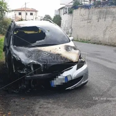 Notte di fuoco a Tropea, un’auto viene distrutta dalle fiamme