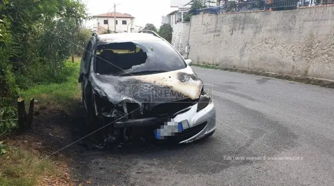 Notte di fuoco a Tropea, un’auto viene distrutta dalle fiamme