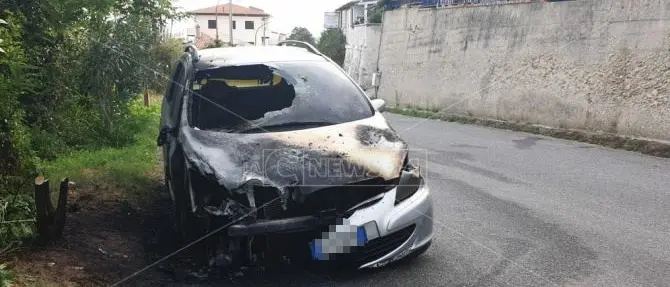 Notte di fuoco a Tropea, un’auto viene distrutta dalle fiamme