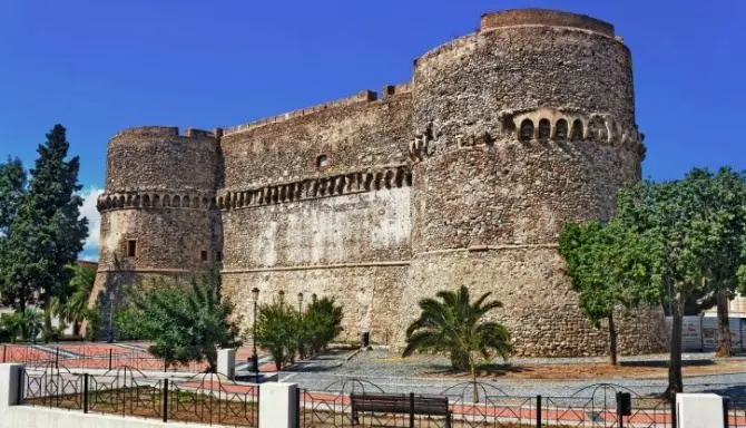 Castello aragonese di Reggio, la direttrice indagata per riciclaggio