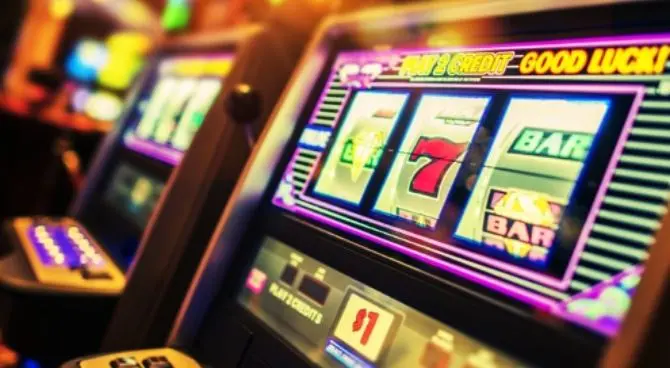 Cosenza, sfondano con un’auto una tabaccheria e svuotano le slot machine