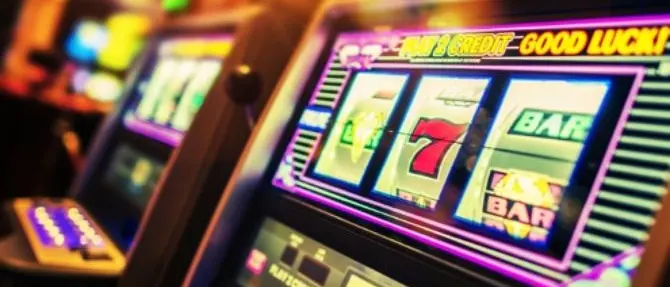 Cosenza, sfondano con un’auto una tabaccheria e svuotano le slot machine